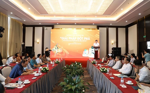 [Dân Việt] Dùng sâm Báo, cây tầm bóp làm thức ăn nuôi lợn, nuôi gà, con nào cũng khỏe, nông dân có lời